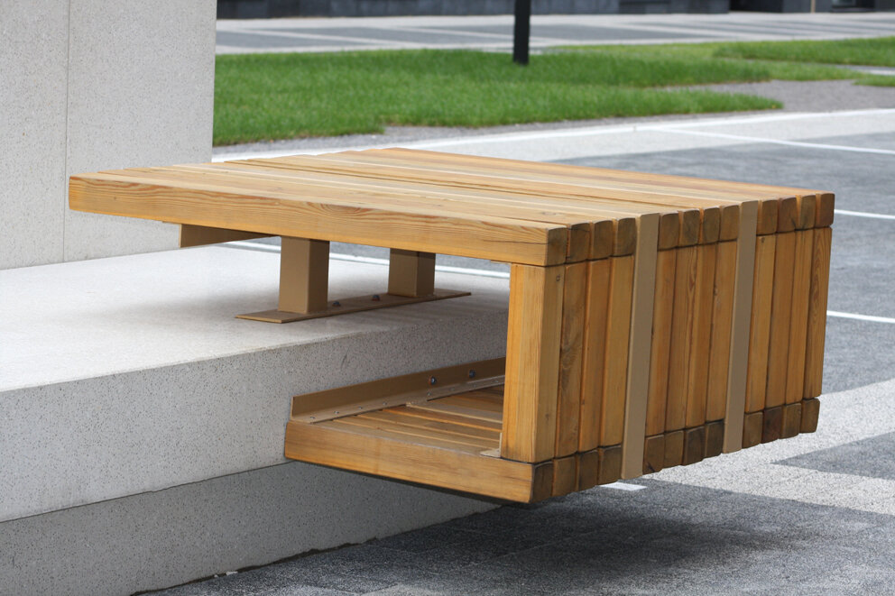 Cовременные уличные сидения на Амурской улице