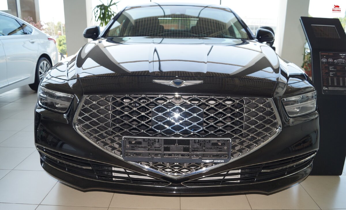 Вид спереди автомобиля Genesis G90 2020 года выпуска