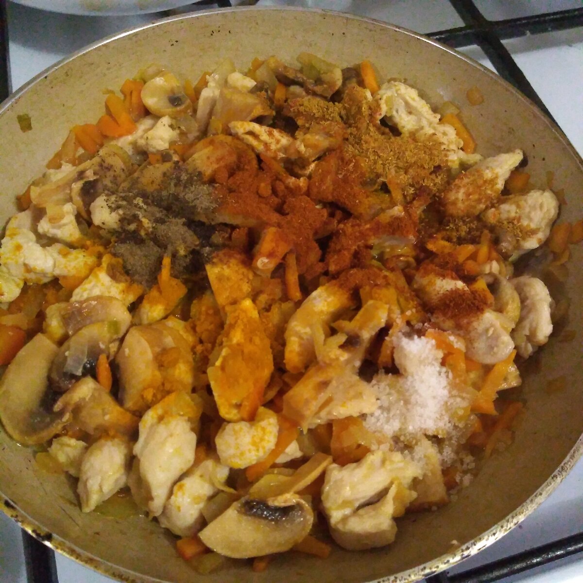 Куриное филе с грибами в сливочно-сырном соусе