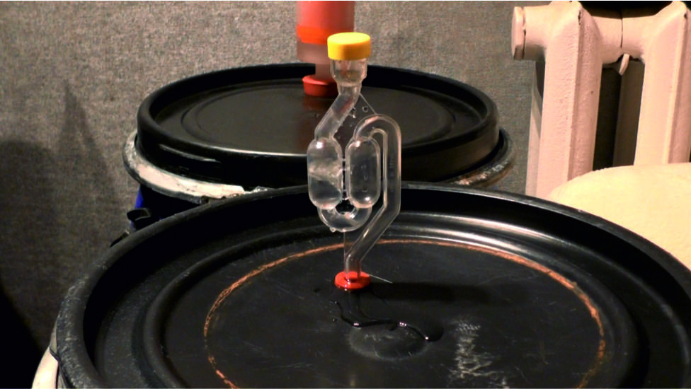 Г-образный гидрозатвор.