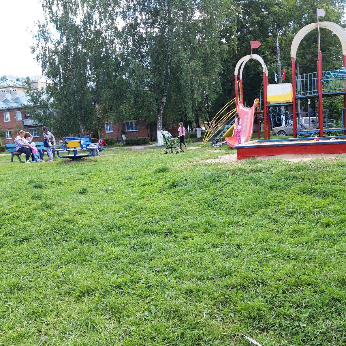 На площадке с детьми