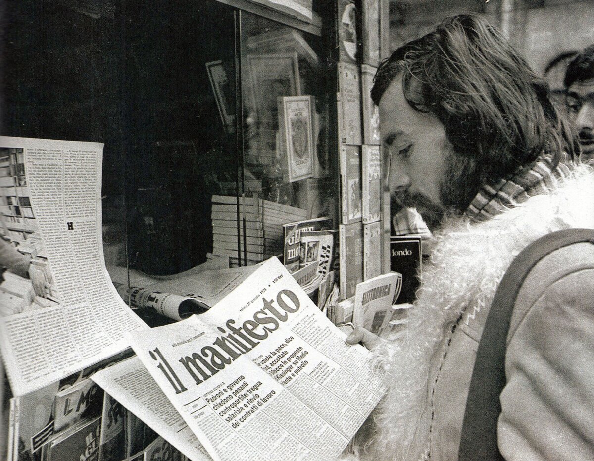 Il calciatore Paolo Sollier, noto per la sua militanza politica in Avanguardia Operaia, sfoglia una copia de il manifesto nel 1975