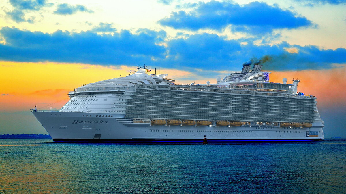 Harmony of the Seas - самый длинный пассажирский лайнер в мире. 