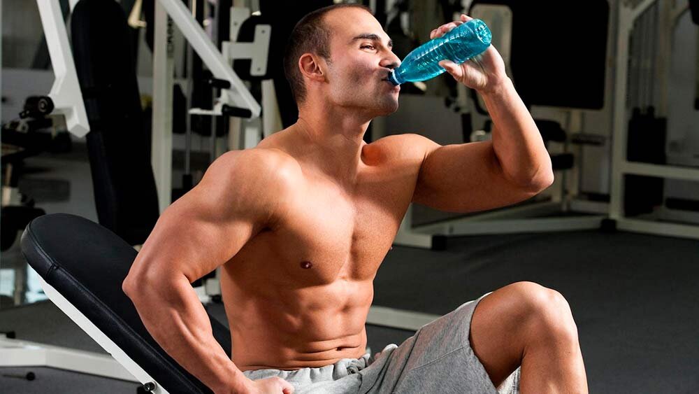 Можно ли пить пиво после тренировки. Грудное молоко для мужчин бодибилдинг. Бодибилдер ставит бутылку на грудь. Как и сколько принимать Артурон спортсменом.