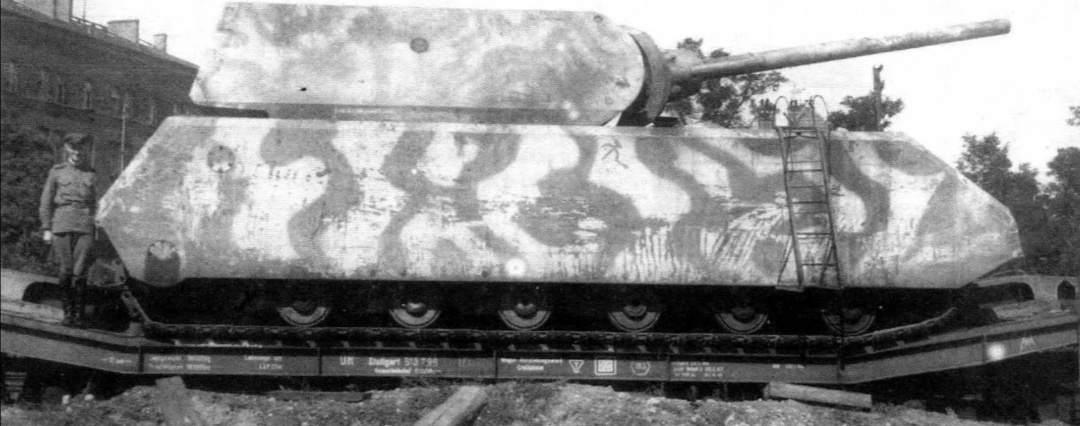 Советские офицеры осматривают Maus 