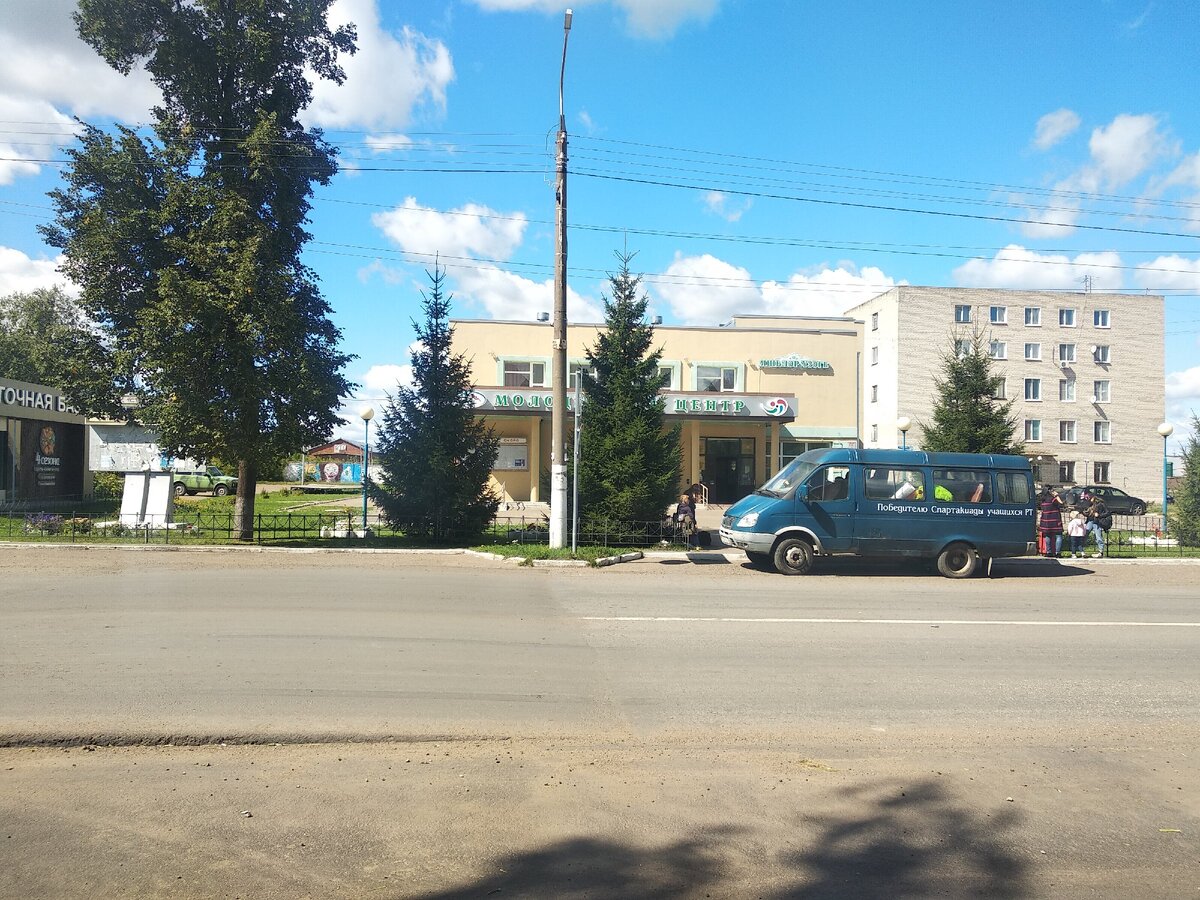 точка сбора детей, кто-то ждет родителей