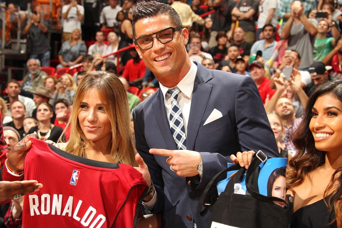 Криштиану Роналду с фанаткой