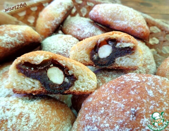 Творожное печенье с насыщенным сливочным вкусом с секретом внутри. Секрет скрывается в фаршированных финиках. Финики с начинкой – миндальным орешком.