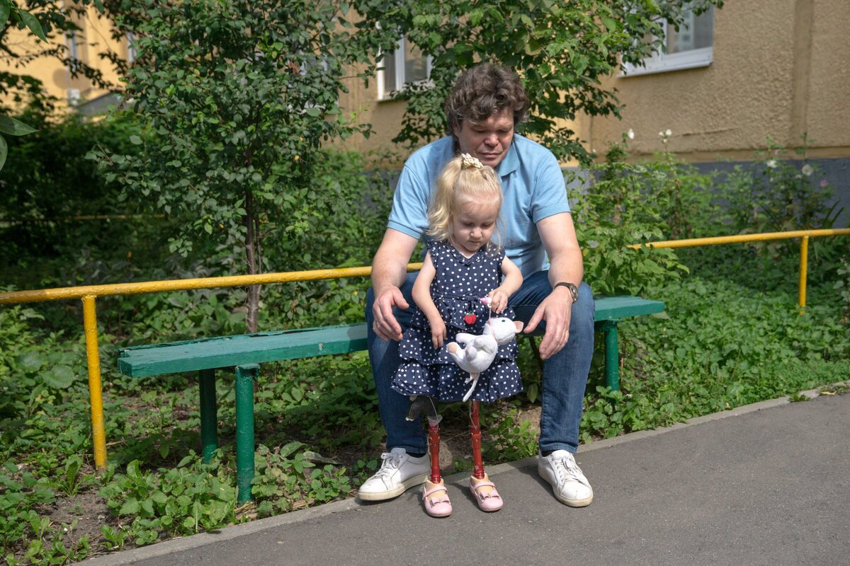 Маленькая Зоя с приемным папой.  Фото Полина Быконя. 