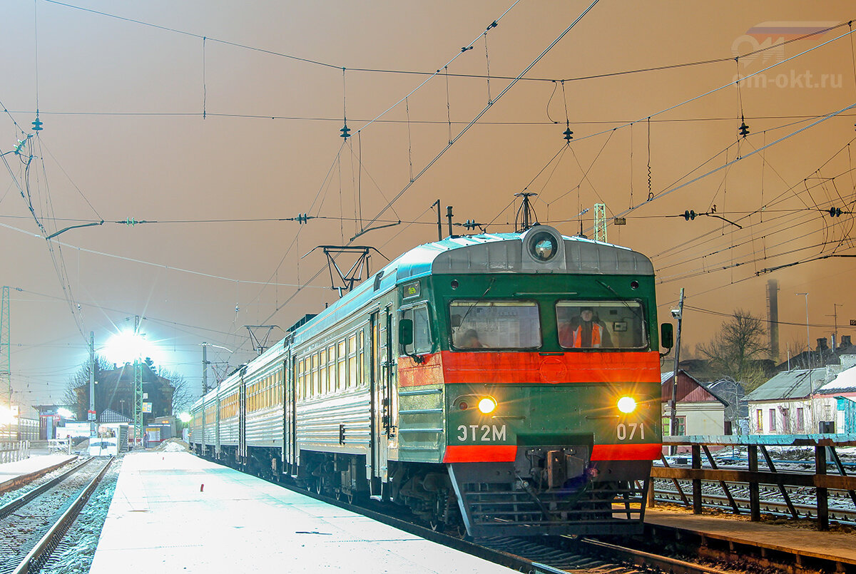 1. Электропоезд ЭТ2М-071 на ст. Тверь