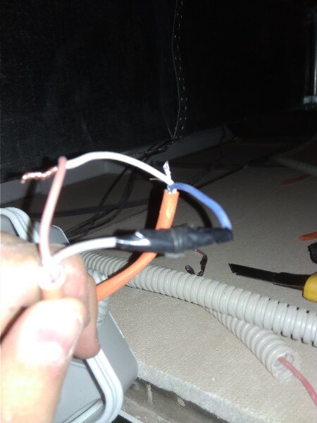 Соединение проводки при помощи скрутки