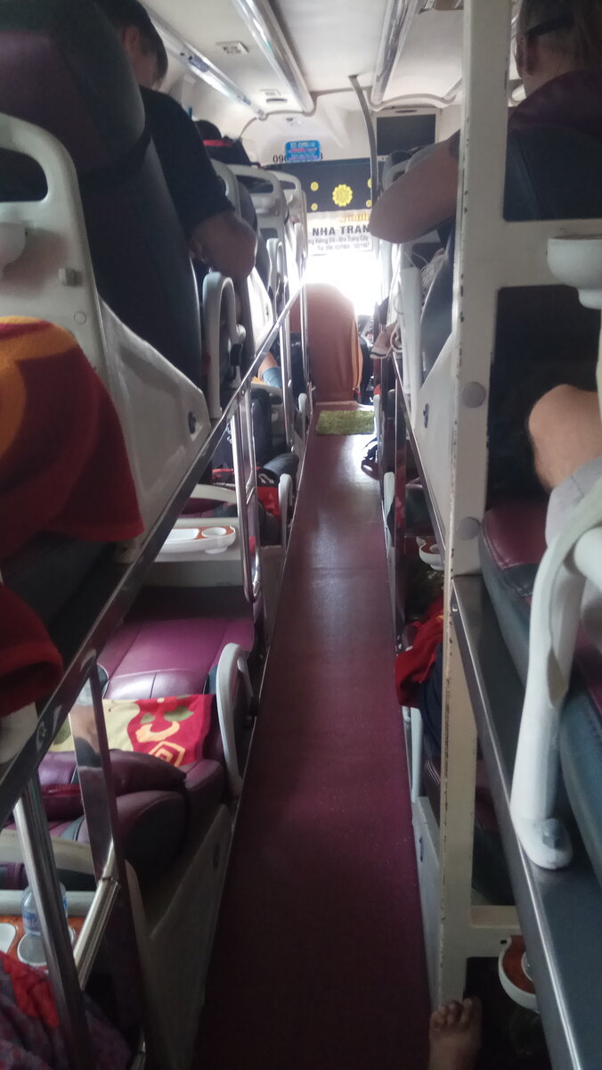 Вид на нижний ярус такого автобуса