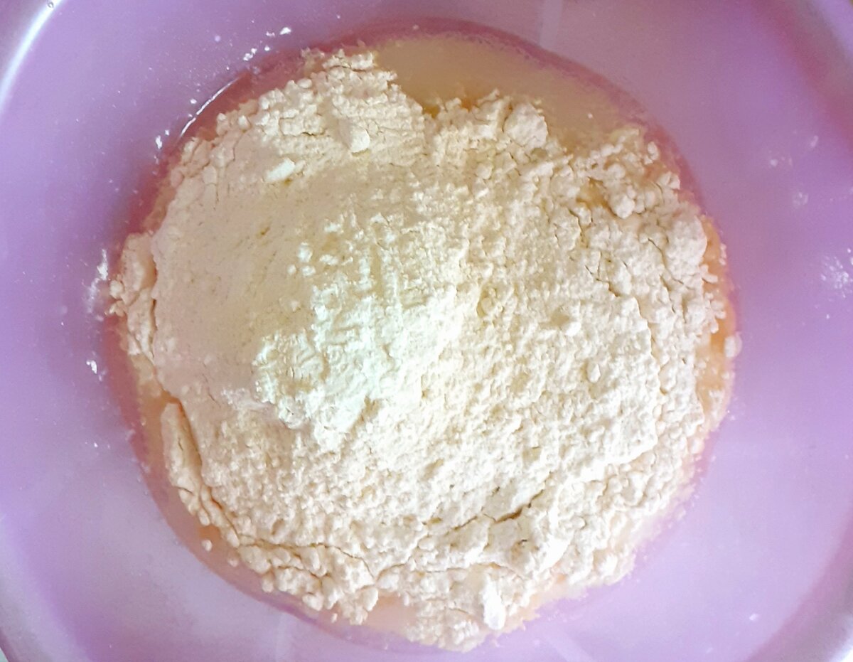 Смешиваем тёплое молоко,сахар,дрожжи,ванилин,яйца,растительное масло. Добавляем муку,замешиваем тесто