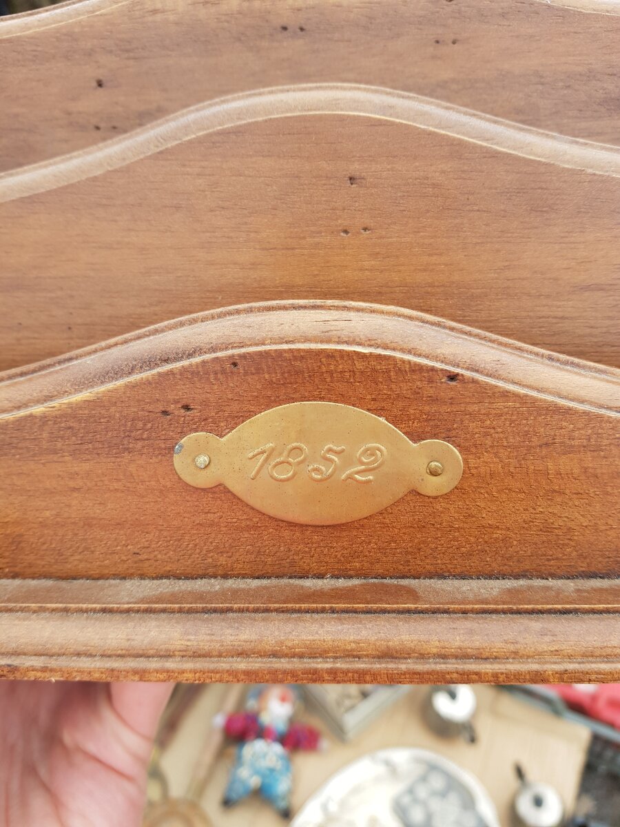 Умели же  раньше делать, вон за 168 лет даже медная табличка не окислилась.