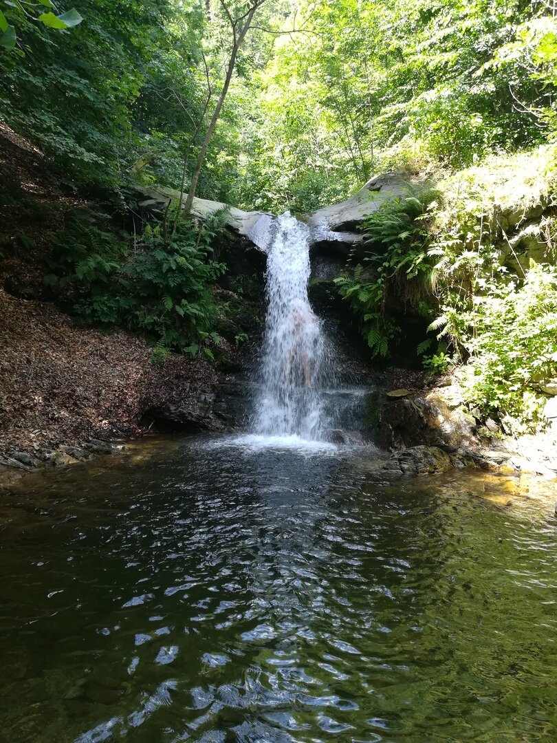  В 2019 я воплотил мечту о водопаде в жизнь. Это Италия, недалеко от деревни Рора, снега правда нет. Но все впереди, я знаю куда ехать зимой.