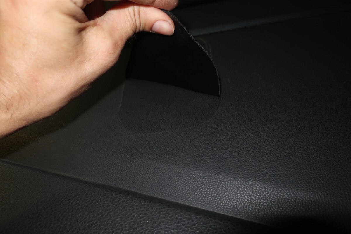 снимаем коврик с торпедо