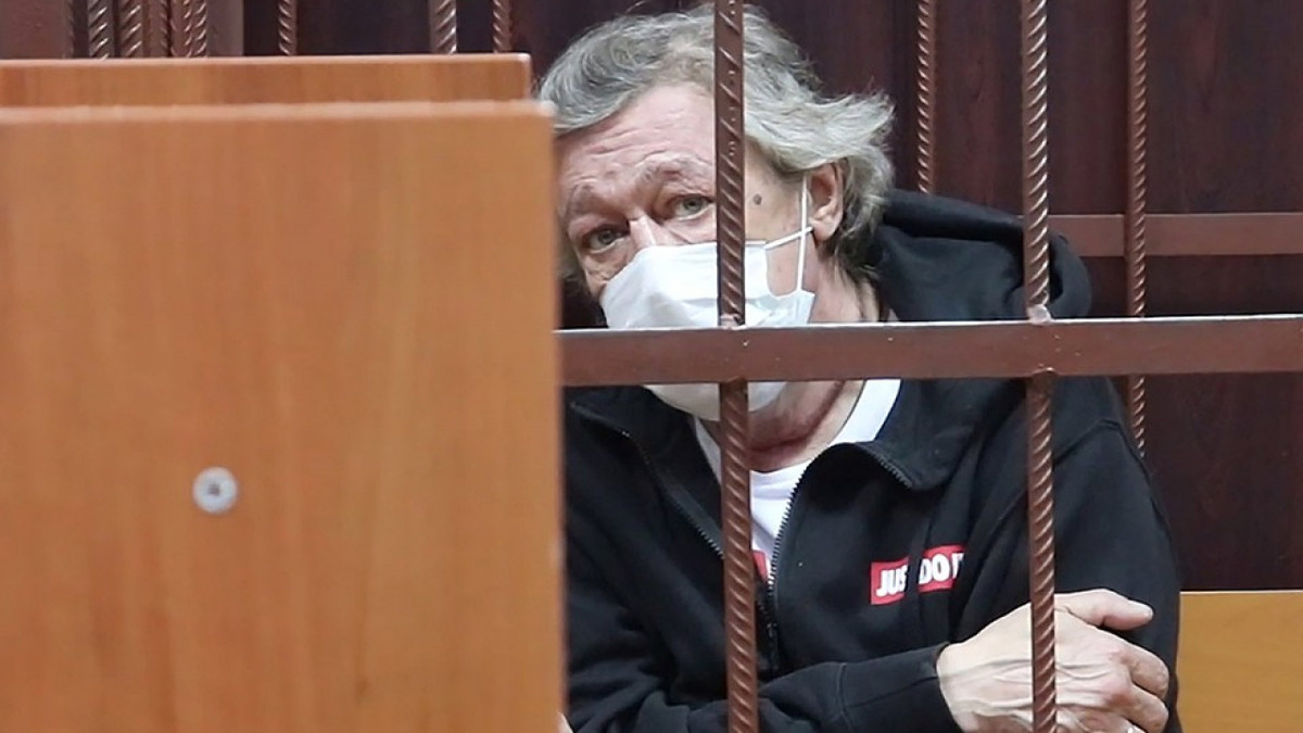 Актер Михаил Ефремов, обвиненный в смертельном ДТП на Садовом кольце в центре Москвы, признал свою вину. Об этом сообщает ТАСС.  «Ваша честь, я признаю свою вину», — сказал Ефремов. Гособвинение потребовало взыскать с Ефремова полмиллиона рублей в качестве компенсации старшему сыну погибшего Сергея Захарова, который ранее требовал 7,5 миллиона рублей, и полностью удовлетворить иски остальных потерпевших на один рубль.Кроме этого, прокурор запросил для актера Михаила Ефремова 11 лет колонии общего режима. По словам обвинителя, без изоляции от общества у актера нет шансов на исправление.Представители потерпевших по делу о смертельном ДТП попросили возбудить уголовное дело против свидетелей защиты артиста. Речь идет о тех свидетелях, которые заявляли, что Ефремова не было за рулем в момент аварии.