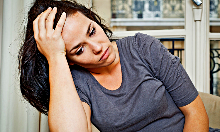 Женщина начинает вам жаловаться.