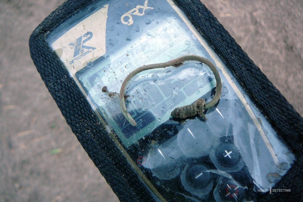 Вот показательный пример хорошей сопутки. Большинство копателей, увидит тут только гнутую медную проволоку. Я же опознал часть женского височного украшения 15-19 век.