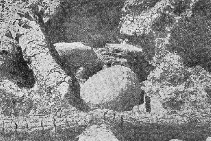 Камень, обнаруженный в развалинах внутренних строений Райковецкой крепости.