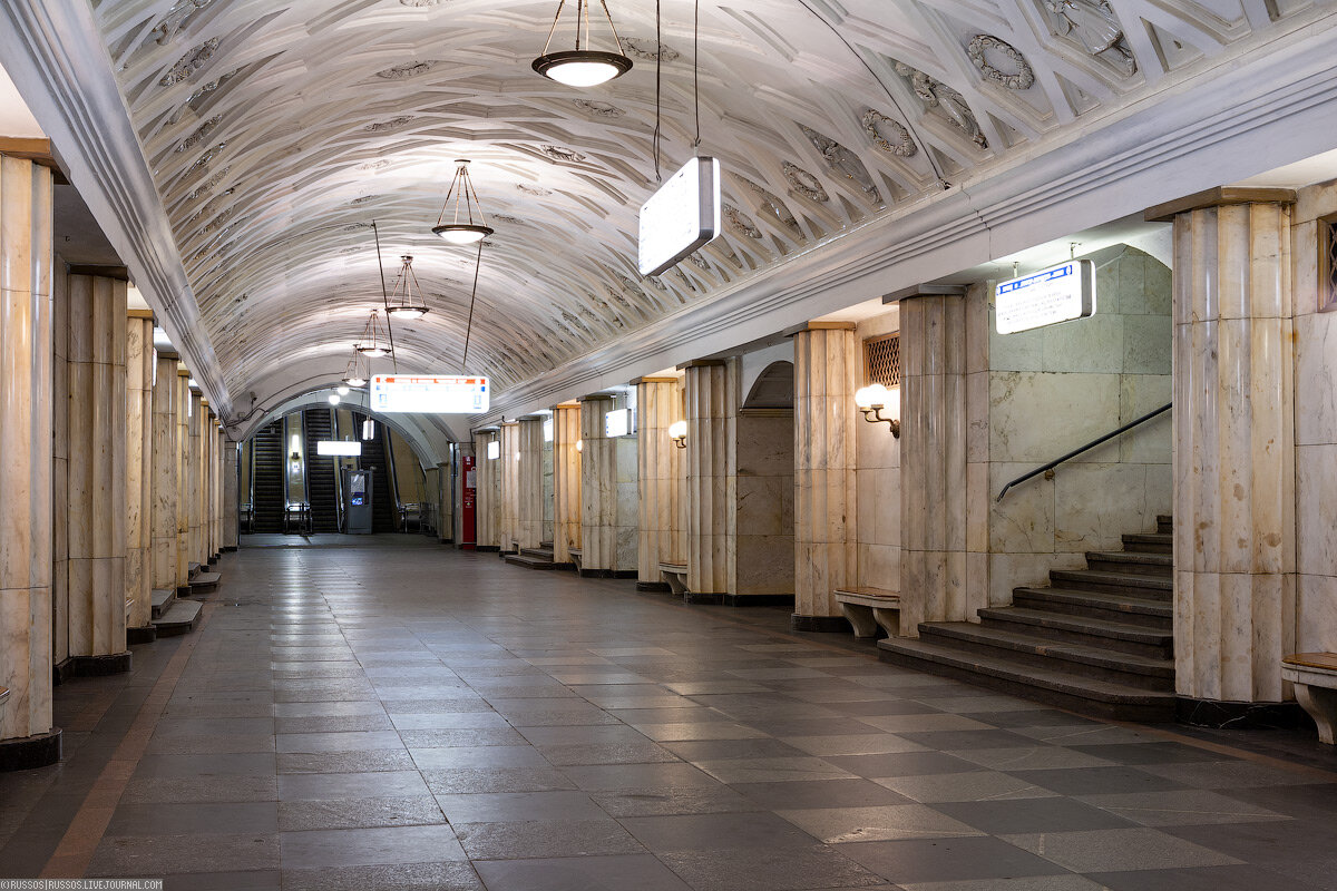 Станция метро театральная. Горьковский радиус Московского метрополитена. Станция Театральная. Станция метро «Театральная» фигурки. Станция Театральная фарфоровые фигуры.