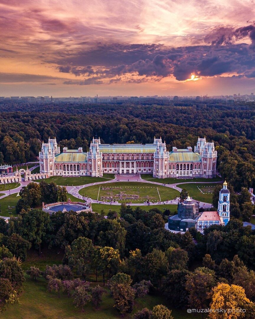 здания в парках москвы