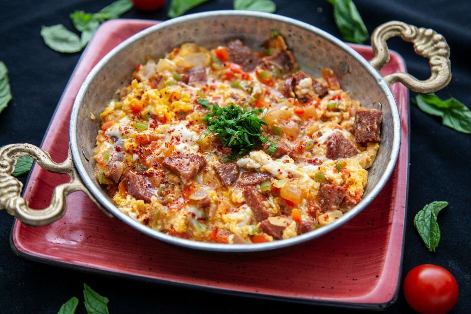 Менемен с копчёной колбасой и зеленью. Фото с сайта yemek.com