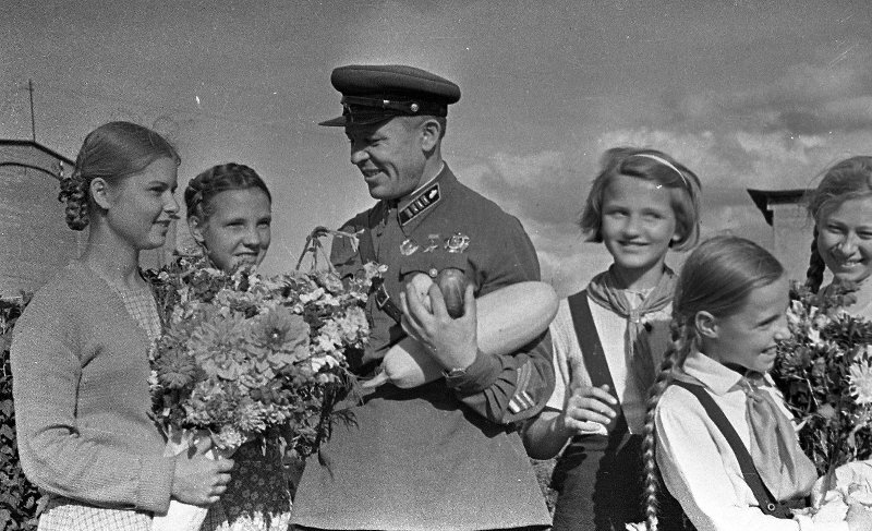 Сергей Васин. Танкист в гостях у пионеров. Дата съемки 1939 - 1942. МАММ / МДФ