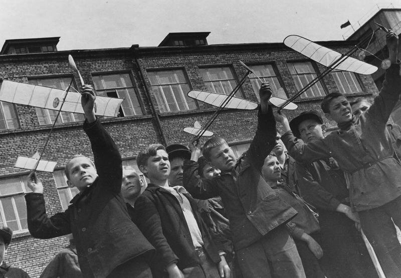 Эммануил Евзерихин. Юные авиамоделисты. Дата съемки 1930-е. МАММ / МДФ
