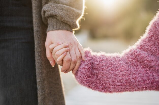 https://image.freepik.com/free-photo/mother-and-daughter-holding-hands_23-2148521514.jpg