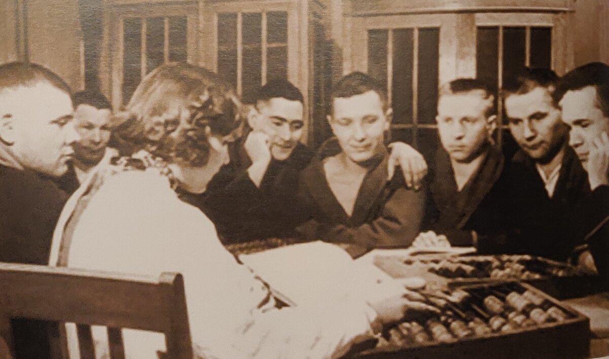 Выздоравливающие бойцы занимаются в госпиталях на курсах счетоводов, Свердловск, 1942 год. Иллюстрация департамента информации и массовых коммуникаций Министерства обороны РФ, опубликована в Национальном банковском журнале.