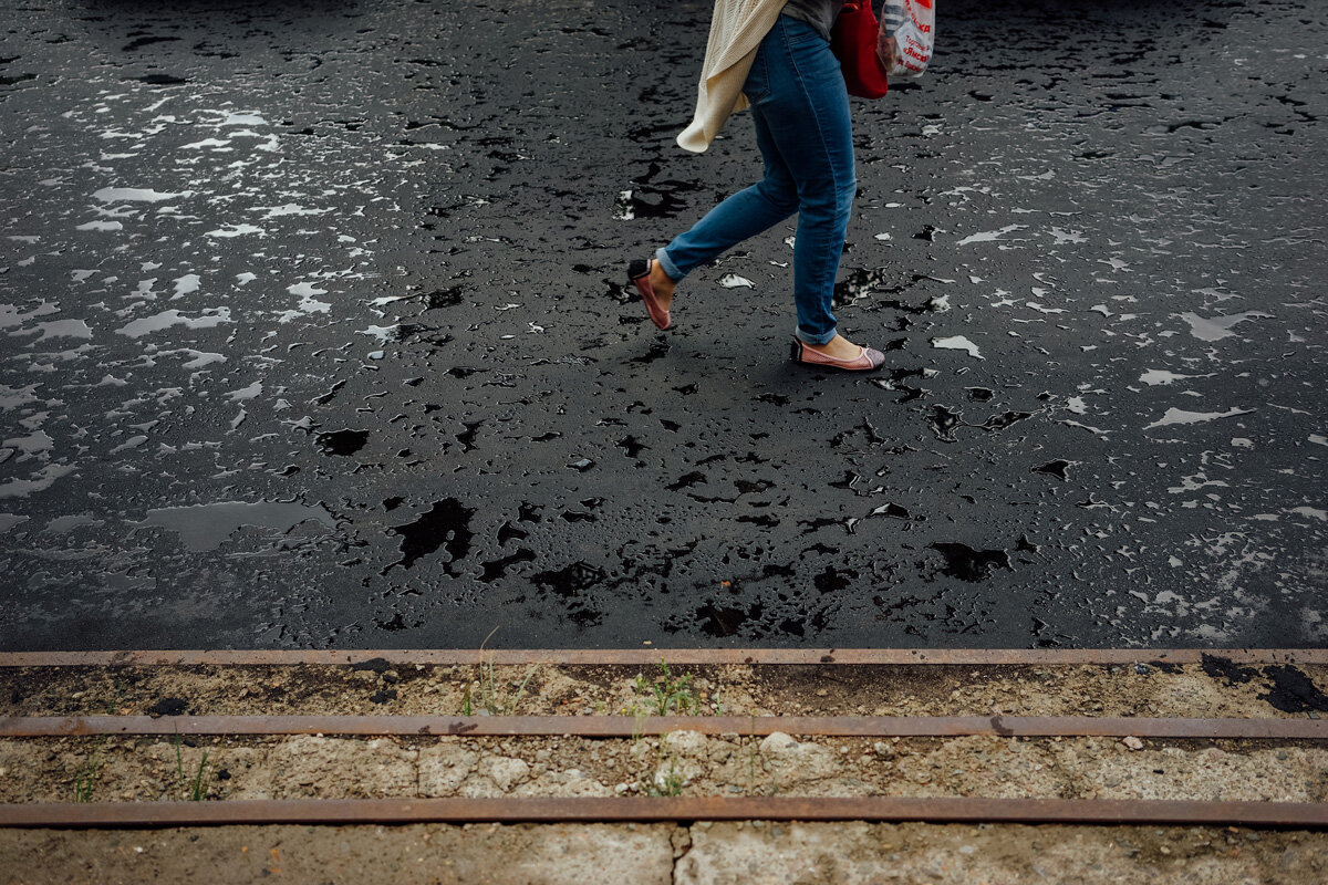 Сижу в ресторации, по соседству ходит прекрасная дама, попеременно ловя разбегающихся детей. Смотрю, вроде бы знакомая. А откуда я её знаю, вспомнить не могу.  
Ел в напряжении, передаваемом от гудящего как трансформаторная будка мозга. 

Незавершённая задача по распознаванию висела в трее несколько дней. И сидя в вечерней тиши, меня внезапно осенило. Я её фотографировал обнажённой для рекламного календаря в течении, кажется, двух дней. 

Вот и немудрено, что не узнал в кардигане и джинсах при свете дня!

______________________________________________________________
Фото из бездонного архива, может однажды получится создать в Твери (?) центр фотографии и кино, где можно будет делать выставки и рассказывать весёлые истории) 
И да, у меня скоро новый курс фотошколы - пишите и приходите на пробное занятие!