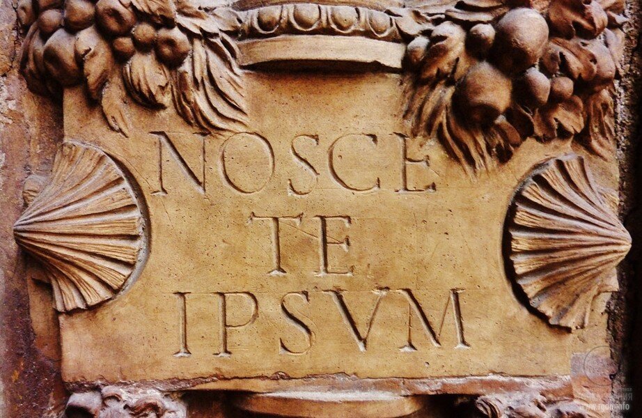 "Познай себя" - надпись на Дельфийском храме. (nosce te  - уже само и означает "Познай себя". ipsum - это вроде "очень" или "сильно-сильно")