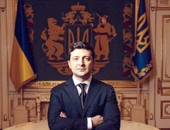 Президент Украины В. Зеленский на фоне большого герба Украины, фактически существующего, но до сих пор "нелегального".    Фото - rbc.ua