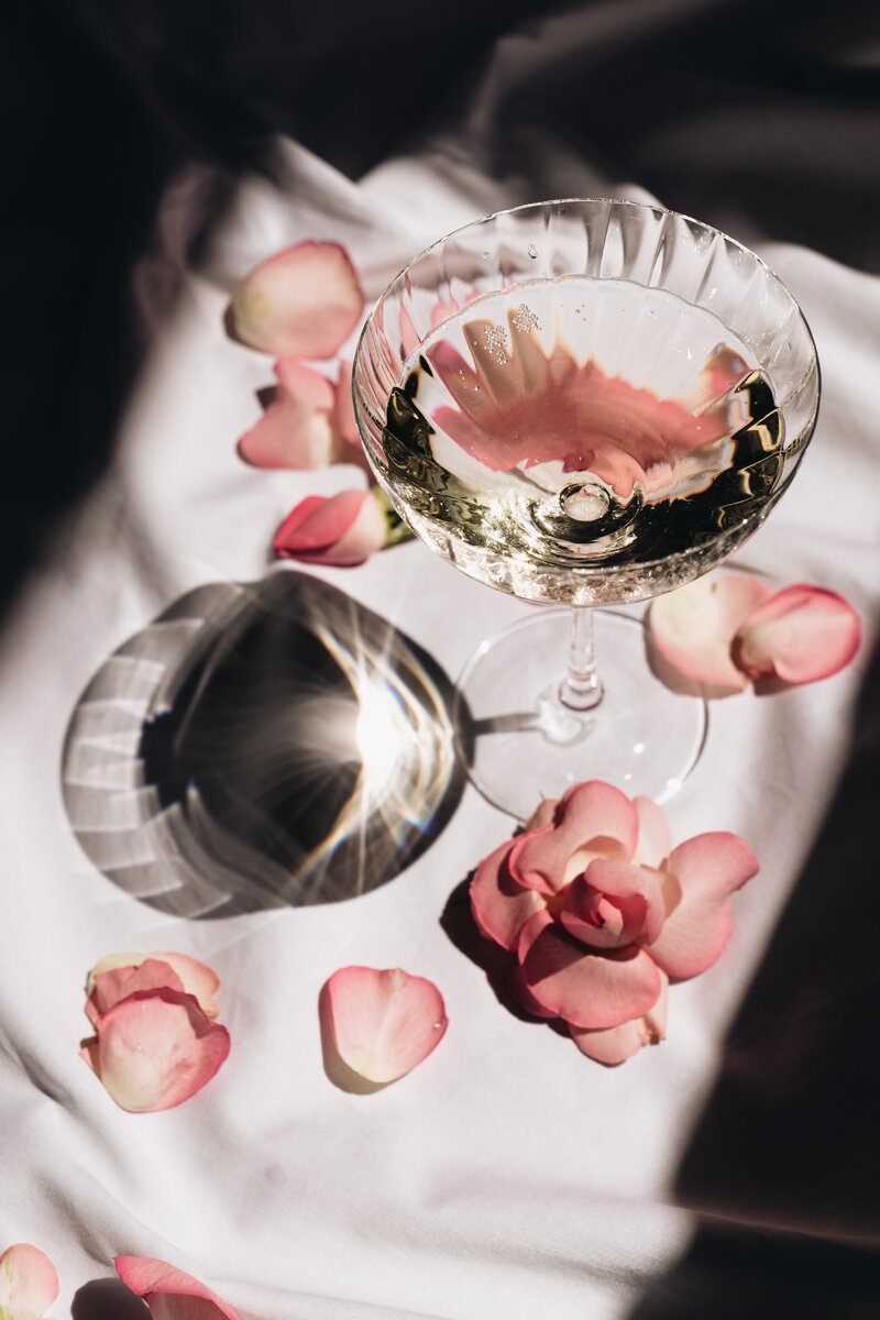 Для украшения — свежие или мороженые ягоды и съедобные цветы. 