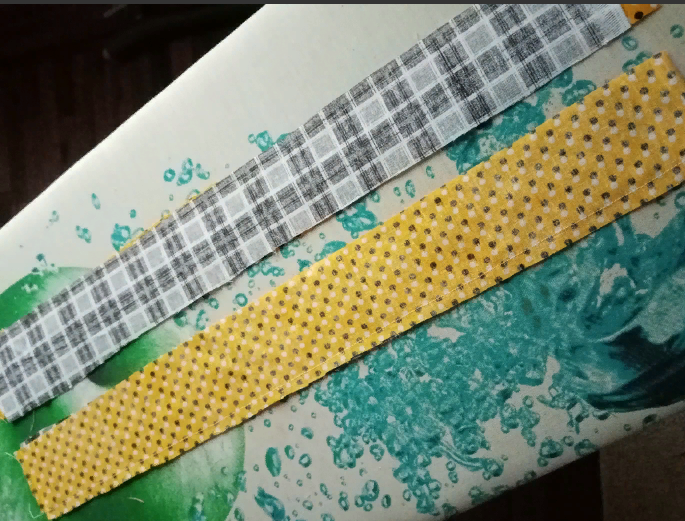 две полосы ткани разного цвета