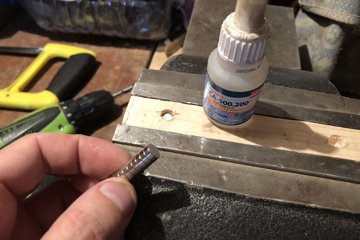 Сверлом на 8 мм сделал глухие отверстия под магниты и на секундный клей установил магниты. 