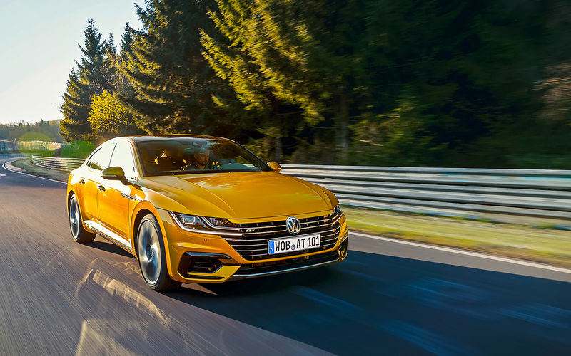 В «рекламном» цвете Curcuma Yellow и в исполнении R‑Line новичок неотразим. В тяжелом взгляде светодиодных фар читается вопрос: если бы пару лет назад вам сказали, что так будет выглядеть серийный Volkswagen, поверили бы?