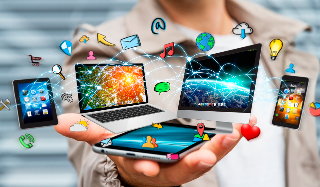 
Содержание
Вред гаджетов
Полезные советы
Польза электронных девайсов. 

Дети целыми днями готовы проводить время в виртуальном мире, забывая о реальности. Ученые выделили группу факторов, показывающих электронику в положительном ключе.

                Учеба
Девайсы всегда под рукой. Если у учащегося возник какой-то вопрос, он может найти подробную статью в интернете или спросить знакомых. Всевозможные онлайн-курсы, обучающие программы, сотни сайтов с библиотеками дают хорошую базу для обучения. В сети есть все школьные и Вузовские программы, являющиеся подспорьем для контроля знаний и закрепления материала. А наглядность подачи знаний поможет лучше усвоить предмет.

Использование гаджета развивает логику, концентрирует внимание, тренирует реакцию и восприятие окружающего мира.

В процессе печати, развивается скорость и мелкая моторика, которые помогают мозгу быстрее принимать решения в ответ на внешние раздражители.
Используя электронные устройства, подростки быстрее усваивают информацию, адаптируясь к новинкам в технологической сфере.

                Отдых
В виртуальном мире полно игр, которые развивают и обучают. Существуют приложения, развивающие краткосрочную и долгосрочную память, интеллектуальные способности, знания.

Общение без границ становится реальностью. Оппонент может находиться на другой стороне планеты, но это никак не повредит диалогу. Используя онлайн-переводчики, ребенок закрепляет в себе знания иностранных языков и прокачивает коммуникативные навыки.
Просмотр кинофильмов и мультипликации не требует похода в кинотеатр, а многие музей предоставляют сервис интерактивных экскурсий по своим залам. Человек может совершить прогулку по незнакомому городу, побродить по руинам чудес света и все это – не выходя из дома.
С помощью гаджетов, молодежь может слушать классическую музыку и развивать в себе чувство вкуса, а беспроводные гарнитуры, позволят сделать этот процесс удобным и приятным.
Безопасность и удобство

Беспокойные родители, благодаря мобильным девайсам, имеют возможность в любой момент связаться со своим ребенком: узнать все ли с ним в порядке или напомнить о режиме дня. В этой статье можно узнать о том, как Как настроить часы Smart Baby Watch.

Специальные приложения помогут составить распорядок дня, и придерживаться плана – такой подход позволит сэкономить дополнительное время и правильно определять приоритеты.
Планшет с развивающей игрой или мультфильмом освободит дополнительное время родителям – пока ребенок занят, они могут посвятить время своим делам.

        Вред гаджетов
Увлечение электроникой может эволюционировать в зависимость. В таком случае, люди не способны расстаться с любимым предметом даже во время еды или учебы. Лишившись цифрового товарища, человек не знает чем занять свои руки и разум.


Проблемы психологии
Смартфон или нетбук не оставляет вариантов для развития воображения и творческого начала – в них все уже оптимизировано и ограничено разработчиками.

Электронный мир предполагает шаблонные действия. Люди с трудом усваивают знания, пассивно впитывая новое, не давая себе возможности мыслить и решать. Такое потребление информации психологи называют клиповым.

Появляются проблемы с общением, отсутствием навыка наживать новые коммуникативные связи – в реальность переносятся навыки онлайна.
Вызывают неконтролируемый всплеск эмоций переживания от экшен-игр. Чрезмерное времяпрепровождение в обществе электронных «друзей» начинает перерождаться в нервозность, нарушение сна и агрессию.
Замещаются привитые социумом ценности: дети начинают судить не по душевным качествам, а по наличию модного смартфона или разрекламированных беспроводных наушников. Таким образом, обесцениваются успехи в творчестве и широкий кругозор.
Родителям полезно знать: Как настроить телефон для ребенка

    Проблемы физиологии
Не секрет, что постоянное чрезмерное воздействие ПК и мобильного устройства отрицательно влияет на состояние здоровья.

Глаза принимают на себя колоссальную нагрузку. Постоянный экран перед лицом, способен нарушить фокус и качество зрения. Внимание, сконцентрированное на мониторе, замедляет моргательный рефлекс – глазные яблоки реже увлажняются, что приводит к пересыханию слизистой и способно привести к раздражению зрачка и различным болезням глаз.
Сидя за ноутбуком, в лишенной естественности позе, способно привести к застою крови в мышцах и сколиозу, ослабить тонус мускул и проблемам с весом.
Не получают необходимой нагрузки мышцы запястий, что может привести к туннельной болезни – пальцы сводит судорогой на длительное время.
Электромагнитные волны не до конца еще изучены, но уже доказано, что длительное время в обществе электрических приборов ухудшает самочувствие организма и способствует появлению головных болей.

Вред от беспроводных наушников
Многие отдают должное удобству использования гарнитуры. Гаджет отлично смотрится, удобный в использовании и дает свободу от проводов, благодаря Bluetooth-соединению.Но мало кто задумывается, покупая девайс, несут ли беспроводные наушники вред для здоровья.

Во время исследований, призванных выяснить влияют ли беспроводные наушники на здоровье человека, ученые доказали несколько вредных факторов, проявляющихся при бездумном и чрезмерном использовании гарнитуры:

При постоянном прослушивании звуков на максимальной громкости, происходит угнетение слуха и уменьшение реакции ушных нервов.

Постоянное влияние на барабанную перепонку, превращающееся в систему, чревато проявлением мигрени, излишней эмоциональности и деградации деятельности мозга.
При манкировании гигиеной ушных раковин и наушников, возникает риск попадания вызывающих воспаление бактерий во внутреннюю часть уха.
Наушники без проводов рассеивают внимание на улице и могут стать причиной игнорирования опасности.

        Полезные советы
Вопрос, в котором обсуждается польза и вред гаджетов, не имеет однозначного ответа. Изъять из обращения устройства не имеет смысла. Чтобы они сохраняли функцию помощников и не наносили вреда, необходимо найти разумный компромисс.

Вести учет времени, проведенного в обществе девайсов, пресекая попытки продлить его, придумывая отговорки.
Разбавлять компьютерные игры с играми на свежем воздухе, общением с друзьями и досугом на природе.
Стараться использовать полезные умения техники: фотография, печать, рисование.
Стараться воспринимать телефон в качестве средства связи, калькулятора или поиска нужной информации в сети.етов