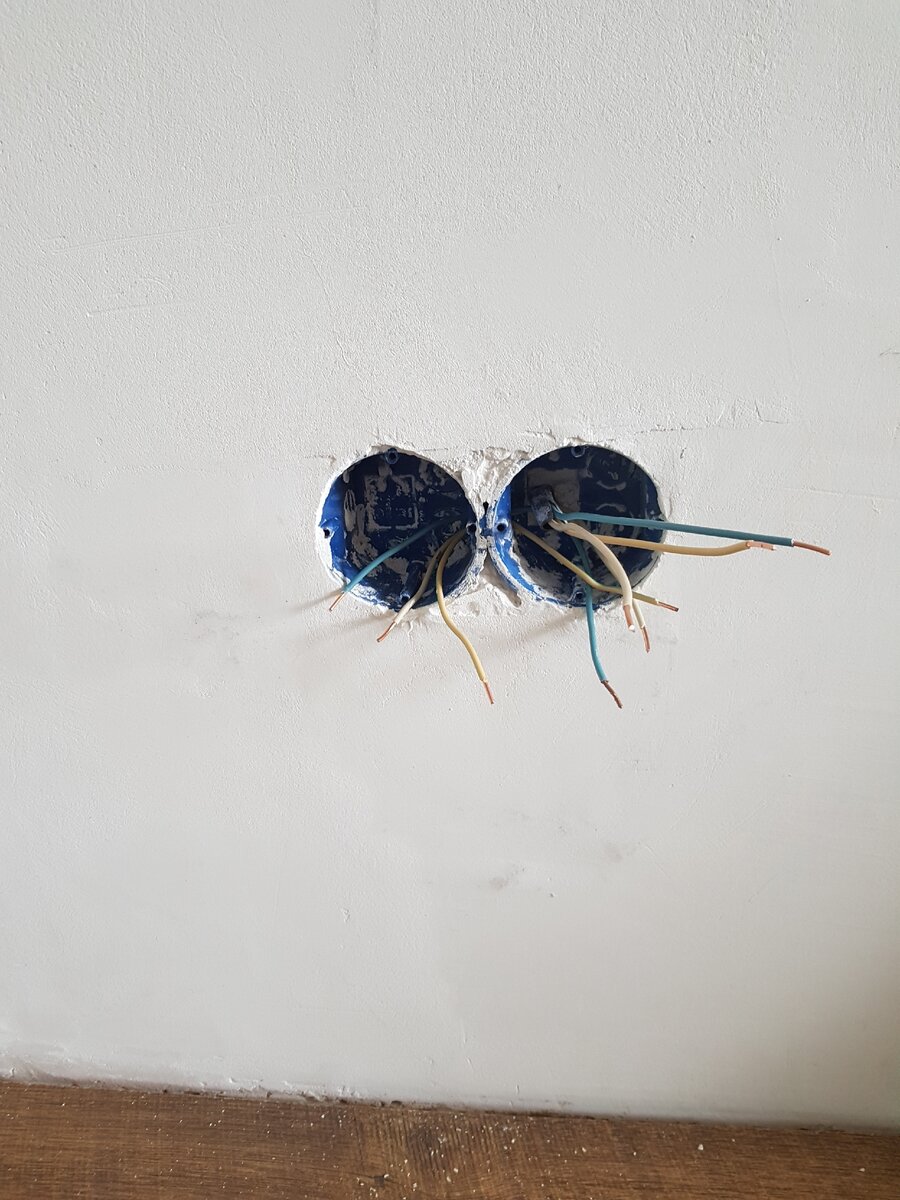 Зачистил провода, обратите внимание заземление вот так делать не нужно