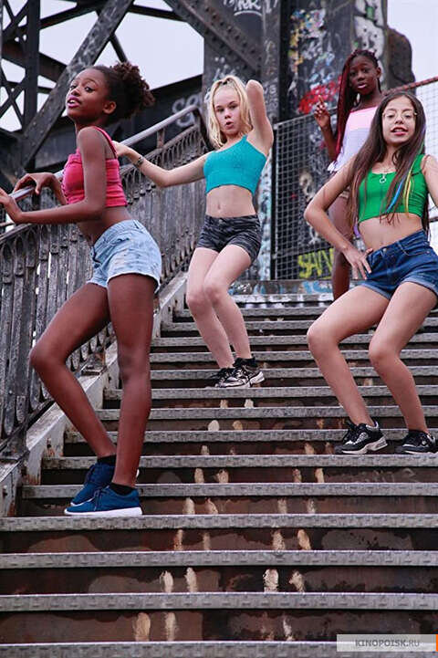 Кадр из фильма "Милашки" 2020г.