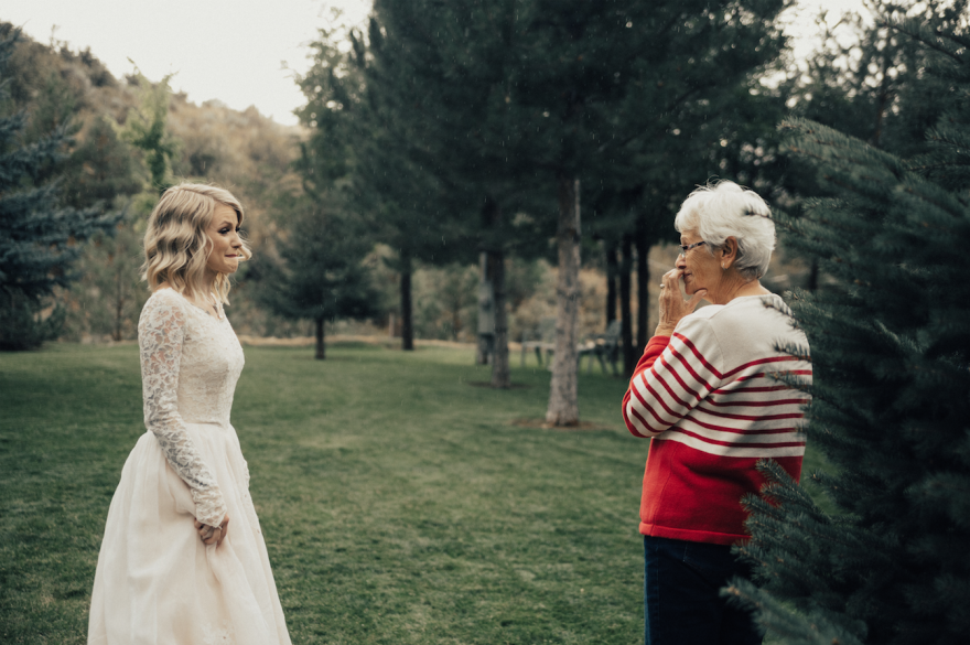Бабушка в свадебном платье. Старая женщина в свадебном платье. Старушка в свадебном платье. Платье для бабушки на свадьбу.