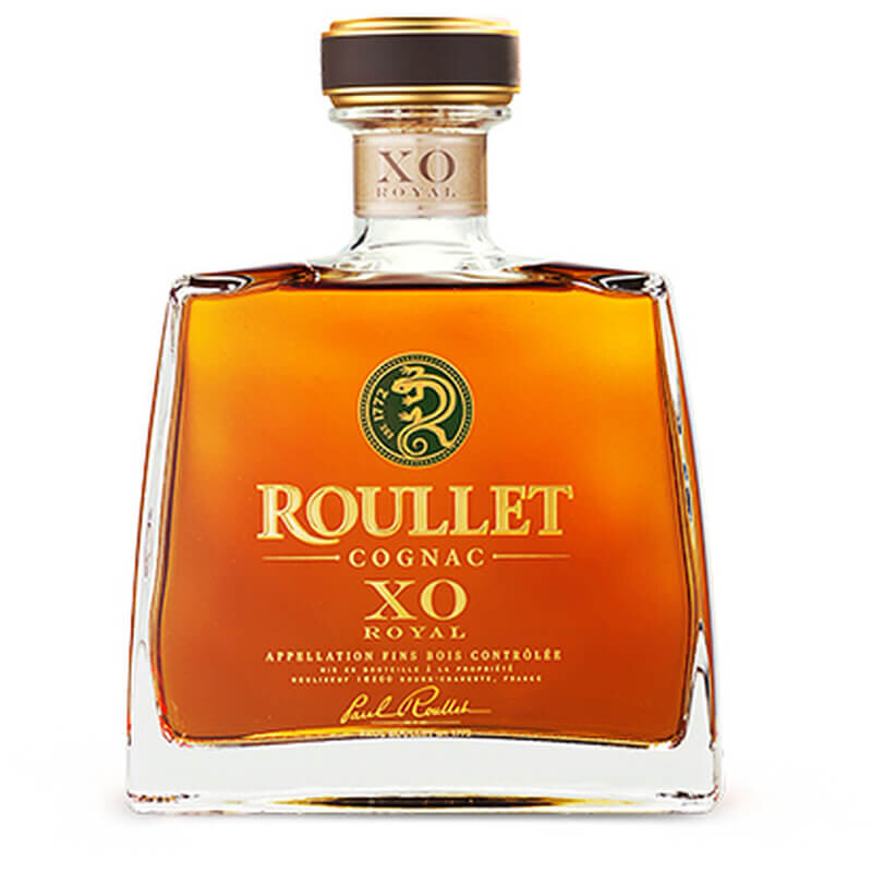 Roulette XO Royal Fins Bois-это хорошо сбалансированный коньяк со спокойной элегантностью, что делает его идеальным дижестивом. Тонкие, расплавленные танины подчеркивают нежные ароматы ванили, сухофруктов, орехов, миндаля, сушеных абрикосов и апельсиновой цедры. Потребовалось около 15 лет выдержки этих восхитительных плавников Bois eaux-de-vie, чтобы довести их до того состояния, когда они будут готовы к волшебному прикосновению мастера погреба. Насыщенный, золотисто-медный цвет с мерцающими отблесками янтаря, это воплощение того, как должен выглядеть и чувствовать себя великий старпом. Он представлен в стильном, слегка мужественном графине и коробке, что делает его идеальным подарком. Отличное дополнение к любому шкафу с напитками.