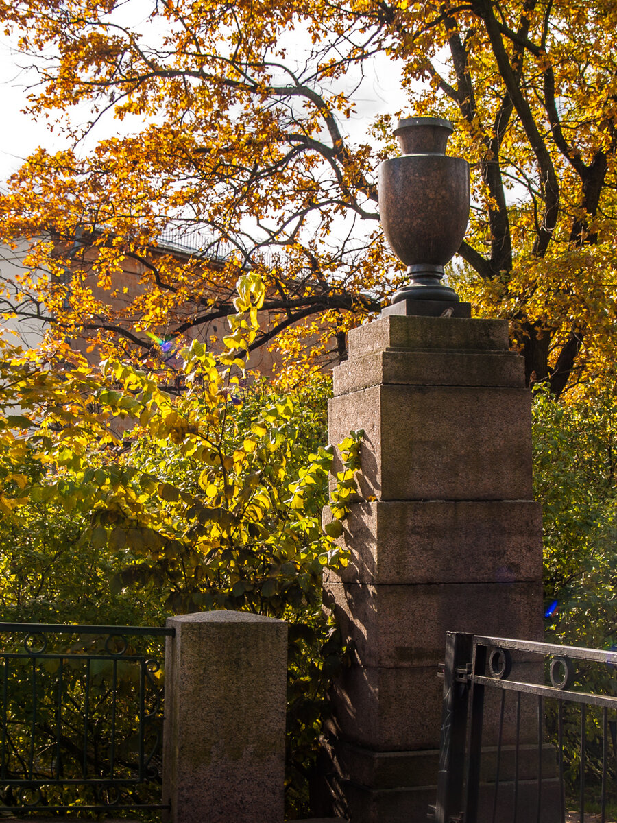 Декоративная ваза на входных воротах в парк Екатерингоф