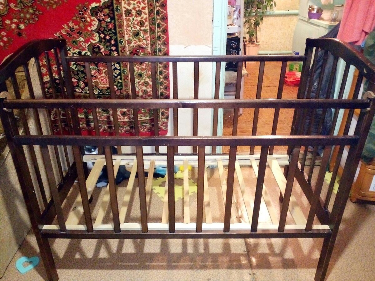 И кроватка, из которой выросло младшее дите, тоже стала лишней...