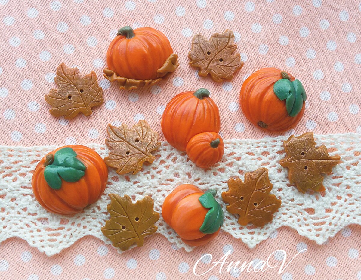 Осенние пуговки. Мастер-класс на пуговки с двумя тыквами есть у меня в группе по лепке.