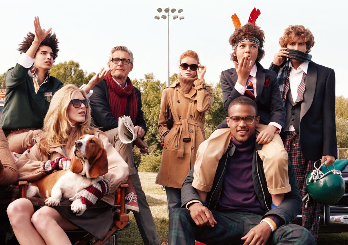 Вот там на заднем плане вполне могли бы быть родители: папа в куртке и шарфе, мама в плаще и водолазке. Фото: Яндекс Картинки