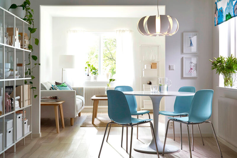 Подвесной светильник над столом поможет выделить обеденную зону.
Фото: ИКЕА