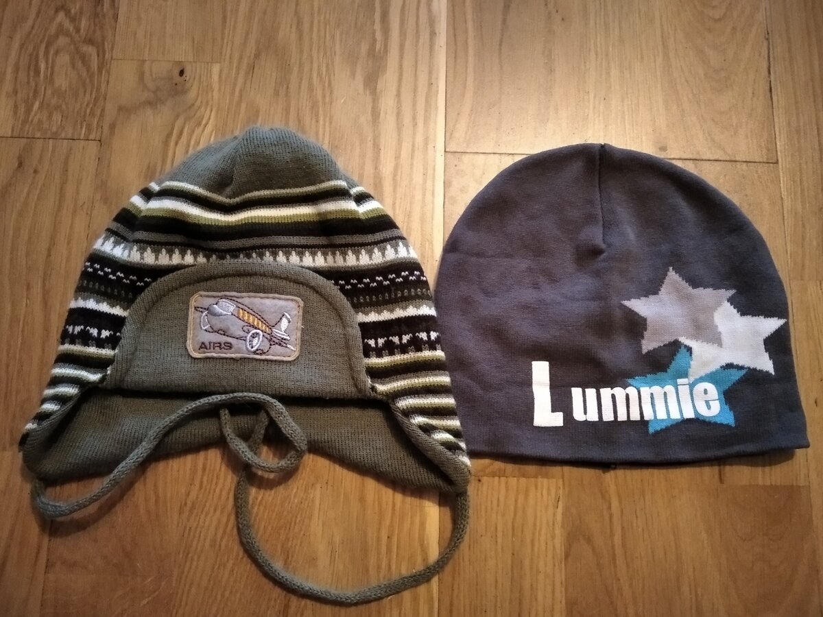 Две шапки за 200 и 130 рублей. Правда шапка с самолётом оказалась маленькой. 