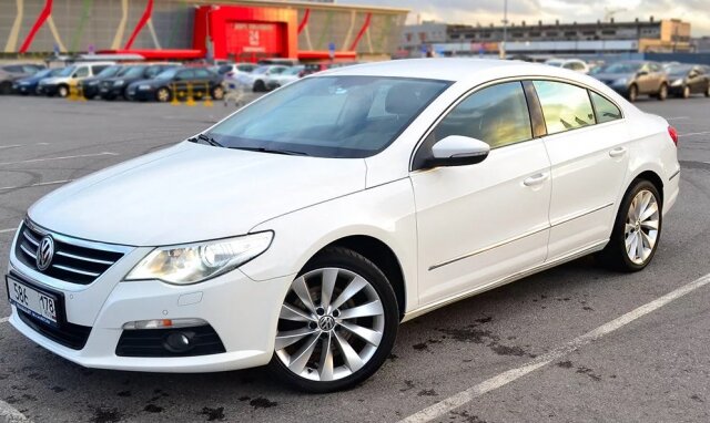 на фото — Volkswagen Passat CC 2008-2011
